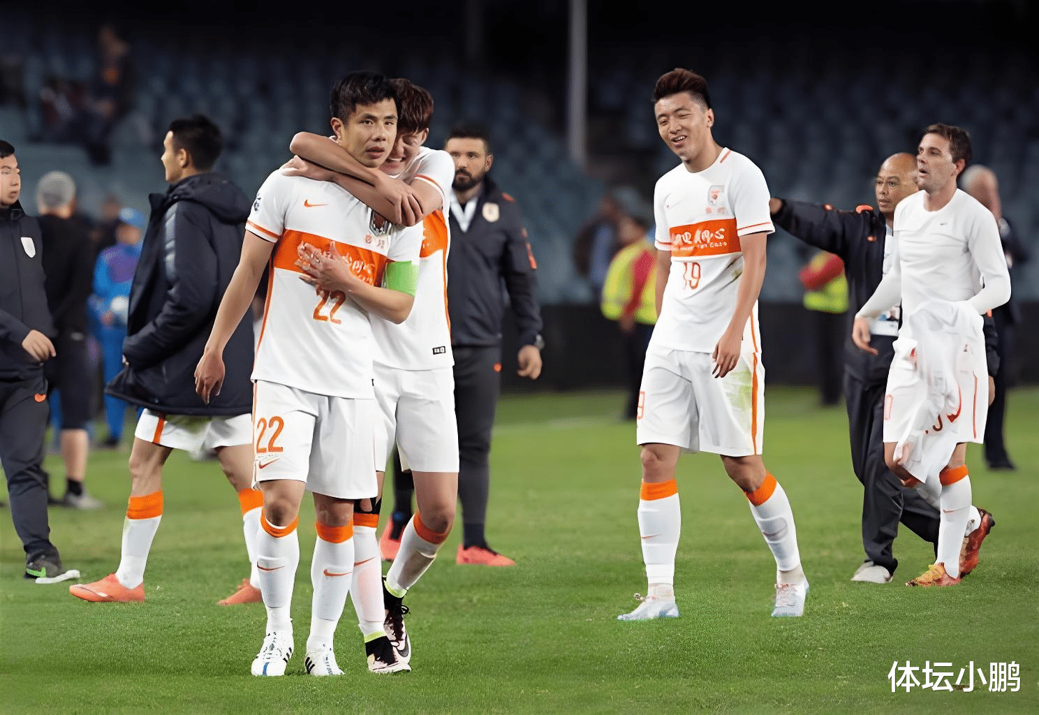 芒果体育-排球淘汰赛上演强强对话，泰山霹雳队逆转川蜀天虎队，团队配合流畅；细节处理更胜一筹的简单介绍