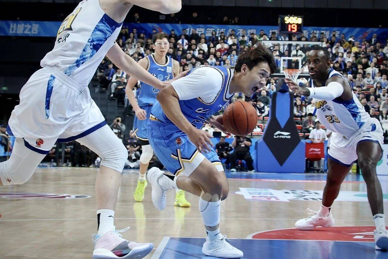 芒果体育- 广厦男篮集体穿西服亮相庆功宴 